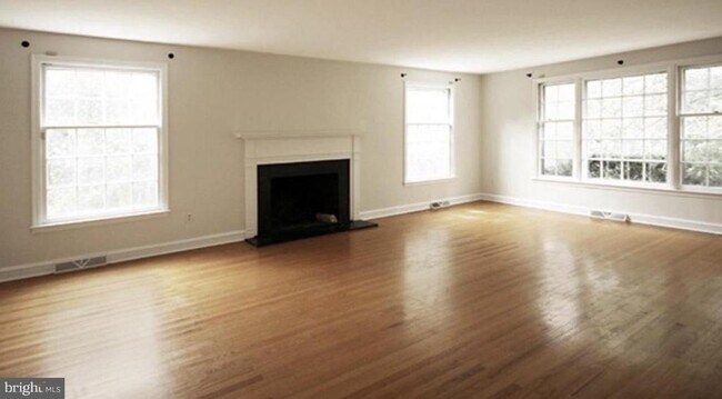 Building Photo - 1121 Club House Rd