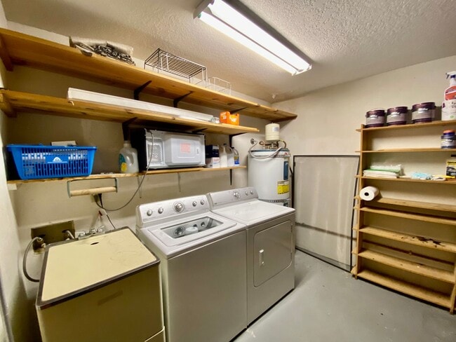 Building Photo - 674