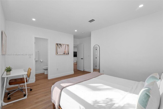Building Photo - 921 NE 16th Terrace