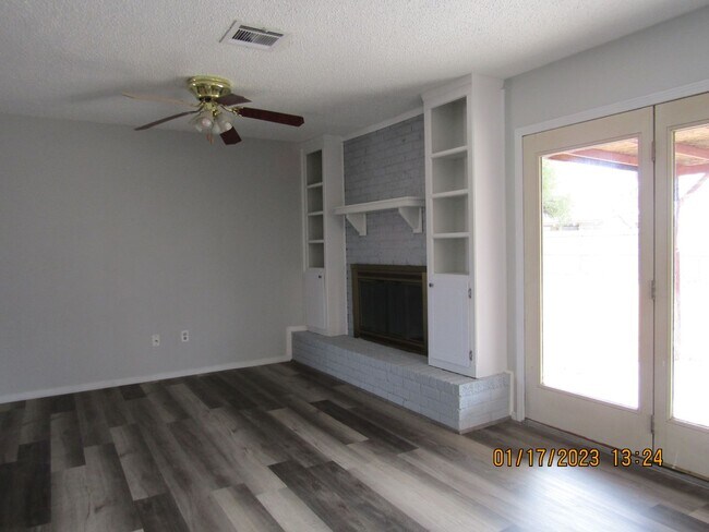 Building Photo - West side home located close to shopping, restaurants