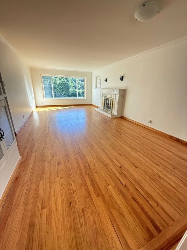 Building Photo - Charming 3-4 Bed/3 Bath Home in Belmont wi...