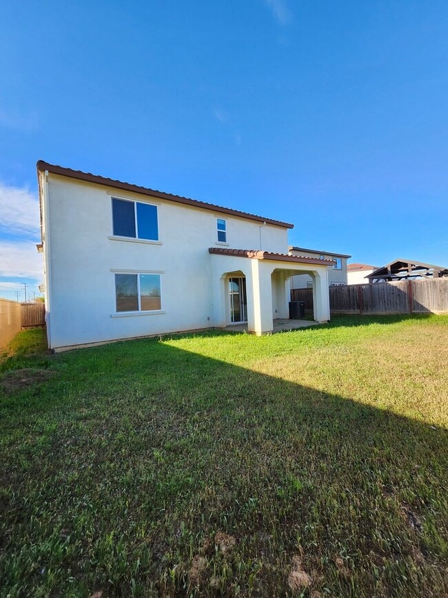 Building Photo - Beautiful Plumas Lake home on a large lot with SOLAR