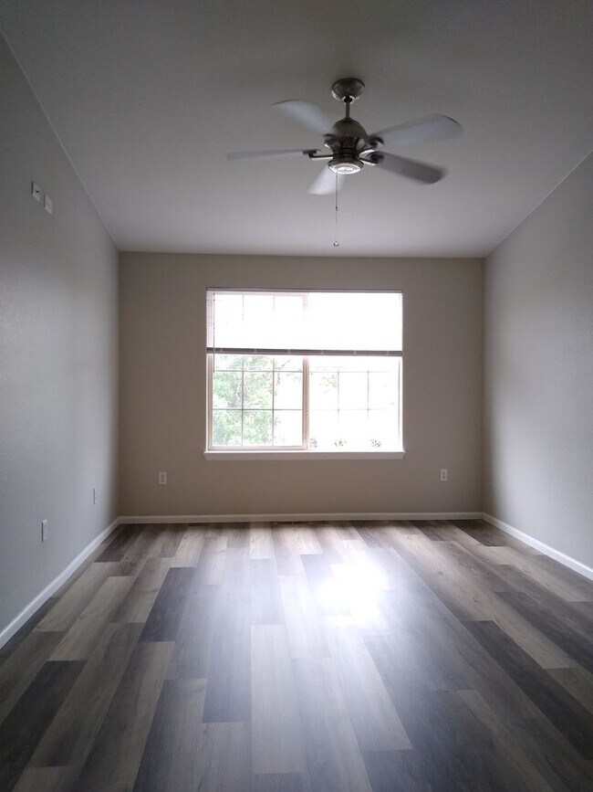 Building Photo - Beautifull Spacious 2 Bedroom 2 Bath Townh...