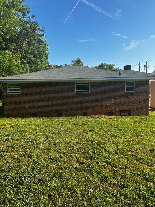 Building Photo - 3 Bedroom 1 bathroom Renovated! 5 minutes ...