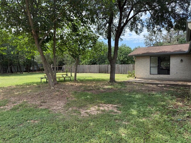 Building Photo - 1009 Swallow Dr
