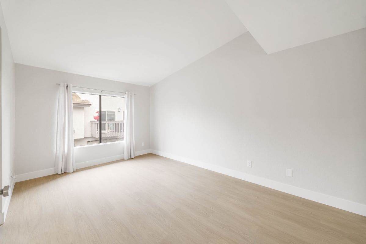 Building Photo - 2 Summerset