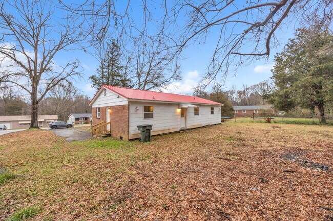 Building Photo - Welcome to your renovated 3-bed, 2-bath gem in scenic Gaffney, SC! $1,450/mo rent