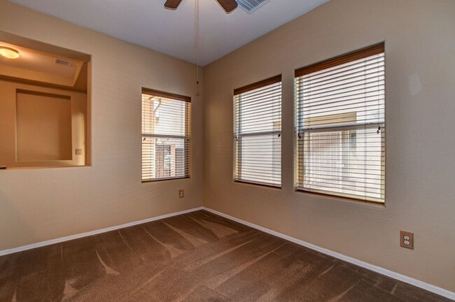 Building Photo - Beautiful 2 bed + den, 2 bath townhome in ...