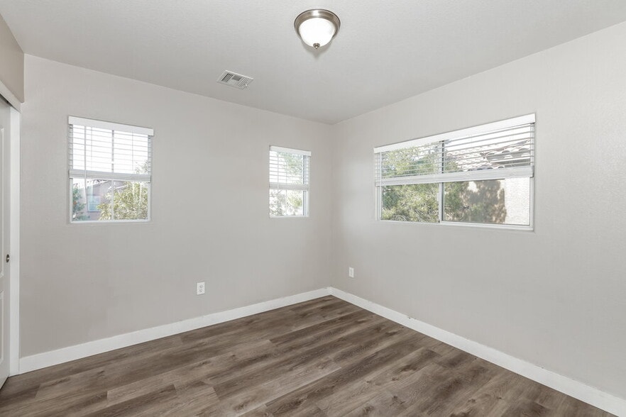 Building Photo - 2420 Cockatoo Dr