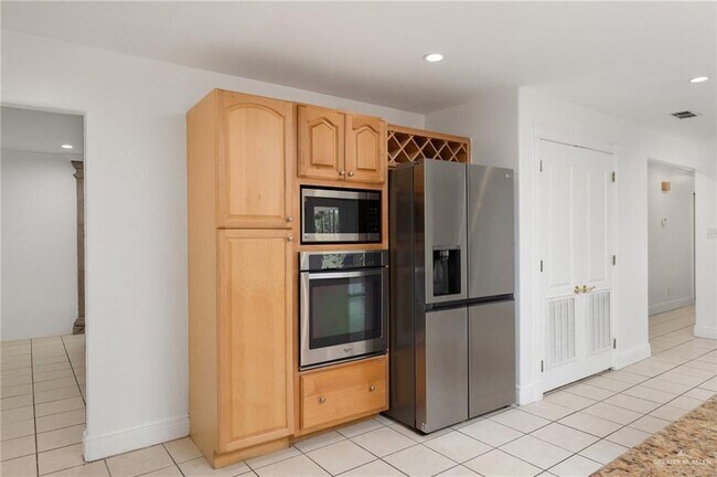 Building Photo - 2805 Lake Shore Dr