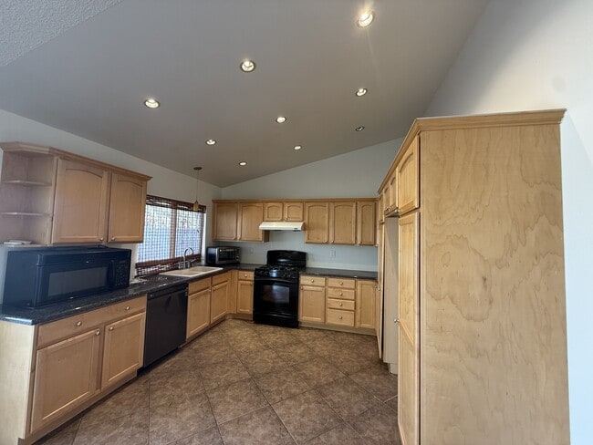 Building Photo - 3180 S Lindell Rd