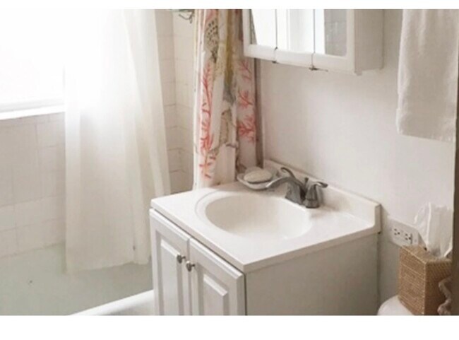 Building Photo - 918 Green Bay Rd