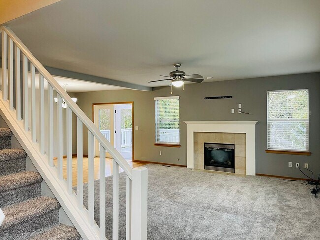 Building Photo - In town Poulsbo...close to everything! Bri...