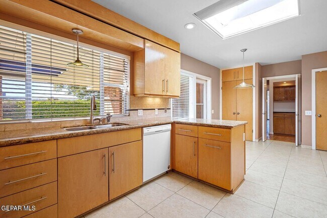 Building Photo - 528 Stonebluff Rd
