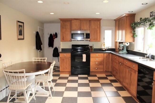 Building Photo - Portland 4BD/2BA Single Family Home - $2,833