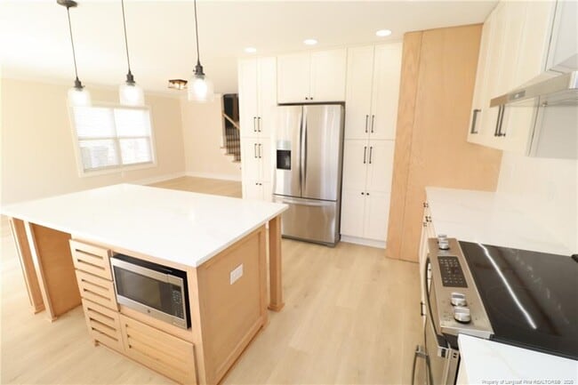 Building Photo - 240 Trayesan Dr