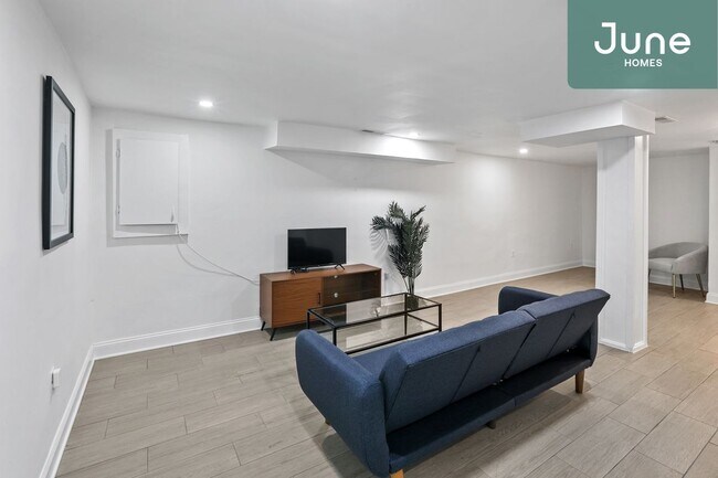 Building Photo - ROOM ONLY in 5-bed/3.5-bath Home
