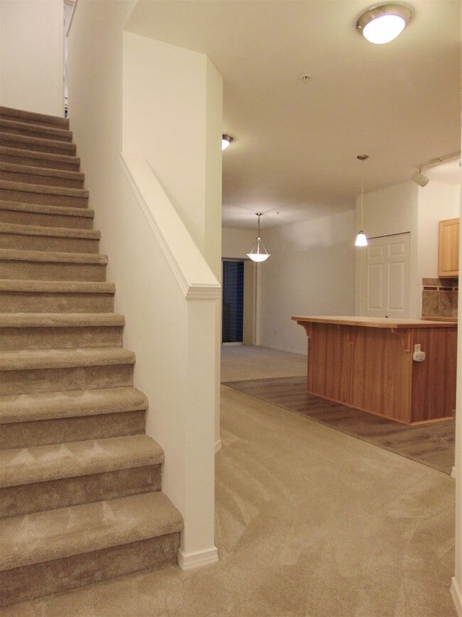 Building Photo - Lovely and Spacious 2 BR/1.75 BA Kirkland ...