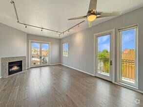 Building Photo - Updated 2B/2BA Condo in Hillcrest W/ Parki...