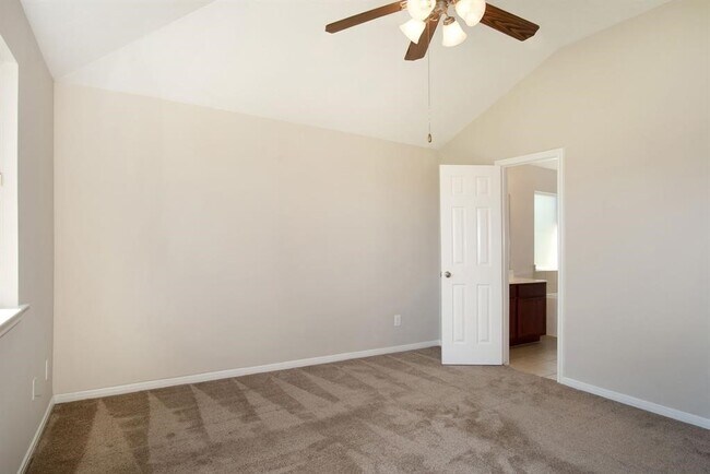 Building Photo - 127 Rodeo Dr