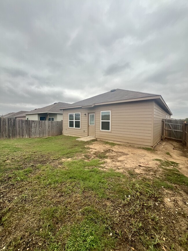 Building Photo - 596 Jennifer Wy