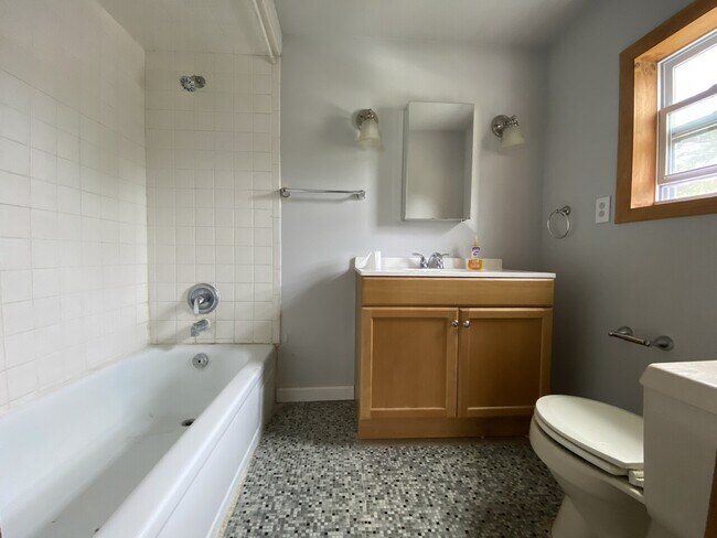 Building Photo - 333 Gardinier St