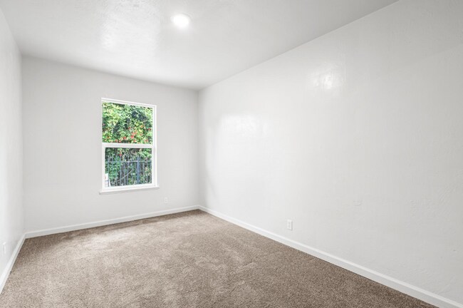 Building Photo - Newly Updated Oakland 3-Bed: Off-Street Pa...
