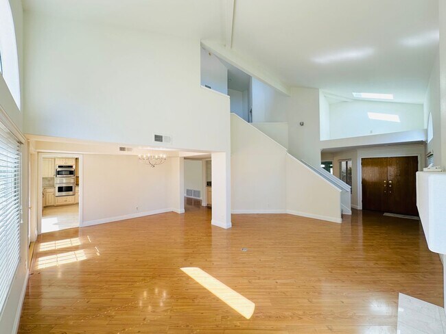Building Photo - 6635 Soaring Dr
