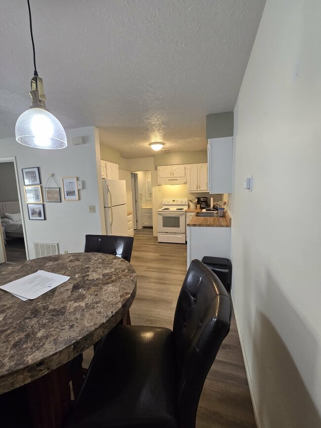 Building Photo - 115 Holly Dr