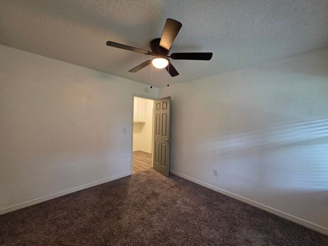 Building Photo - Massive 5 Bedroom Townhouse in Aurora