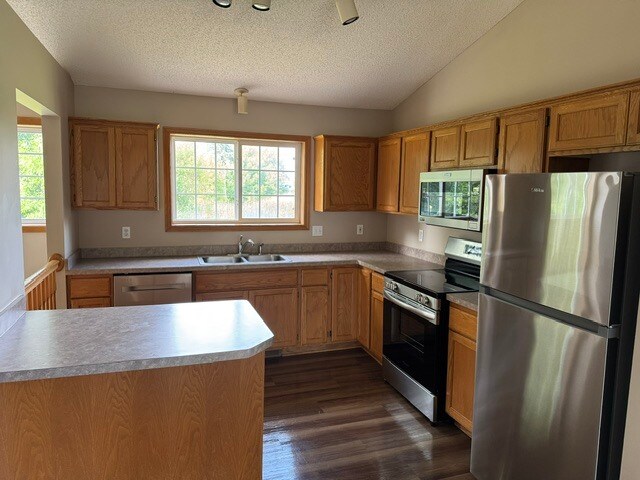 Building Photo - 402 Creekside Dr