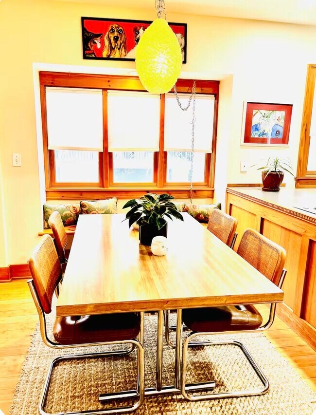 Building Photo - 520 S Maple St