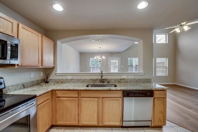 Building Photo - COMING SOON! CHARMMING 2 BEDROOM TOWNHOME ...