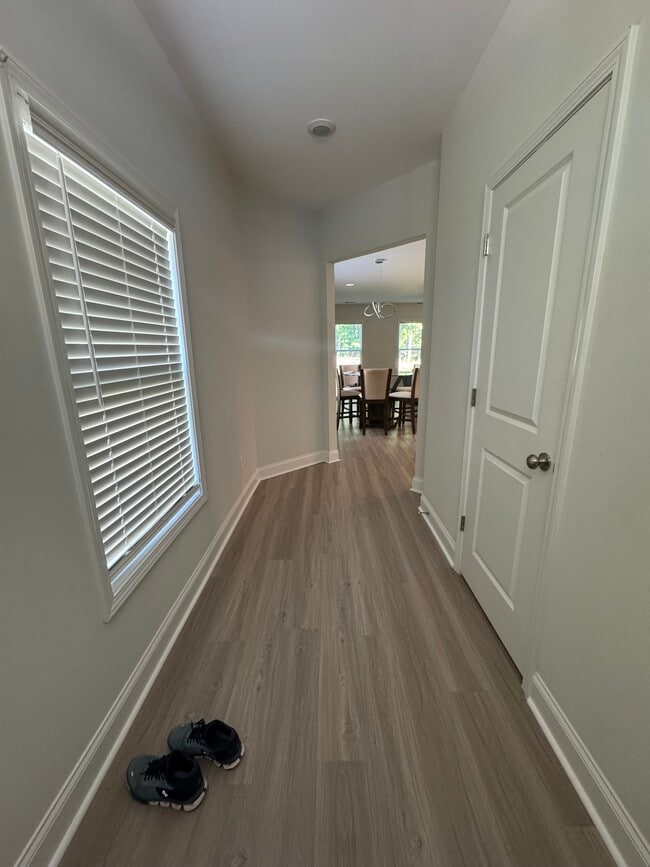 Building Photo - 551 Roseridge Dr
