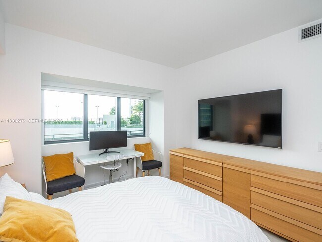 Building Photo - 650 NE 32nd St