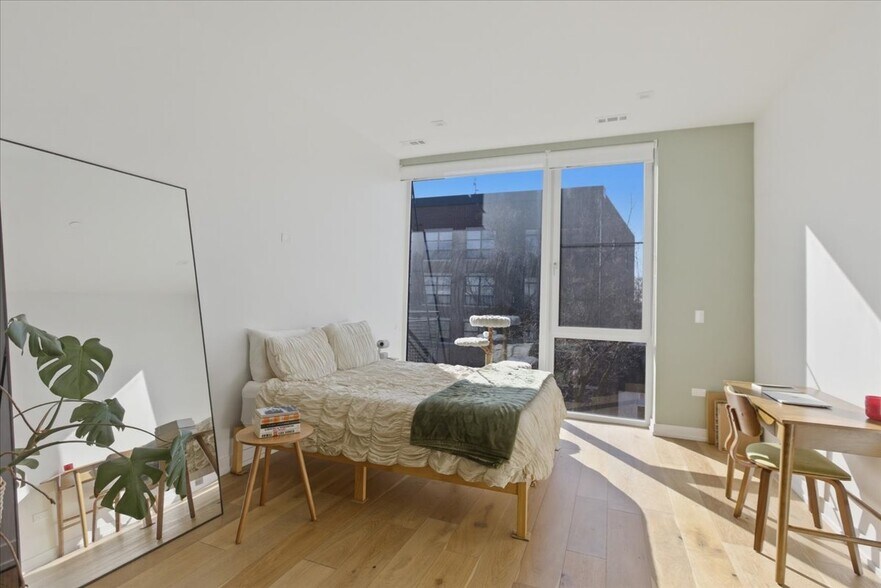 Building Photo - 4513 N Clark St