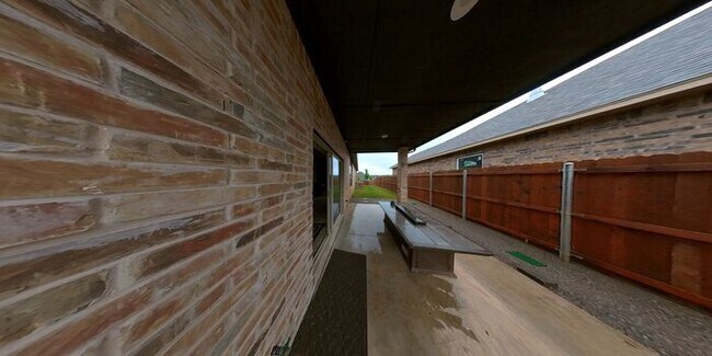 Building Photo - Fantastic 3/2 Gated Neighborhood Choctaw S...