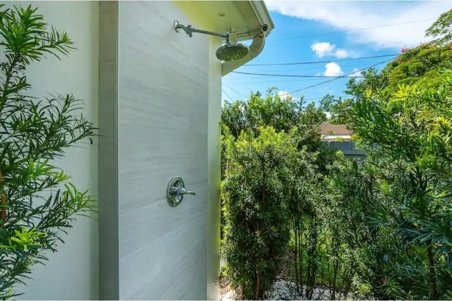 Building Photo - 5515 Spruce Ave