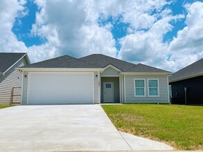 Building Photo - Quiet neighborhood/Open floor plan/Paved street/Gutter/Foam insulation