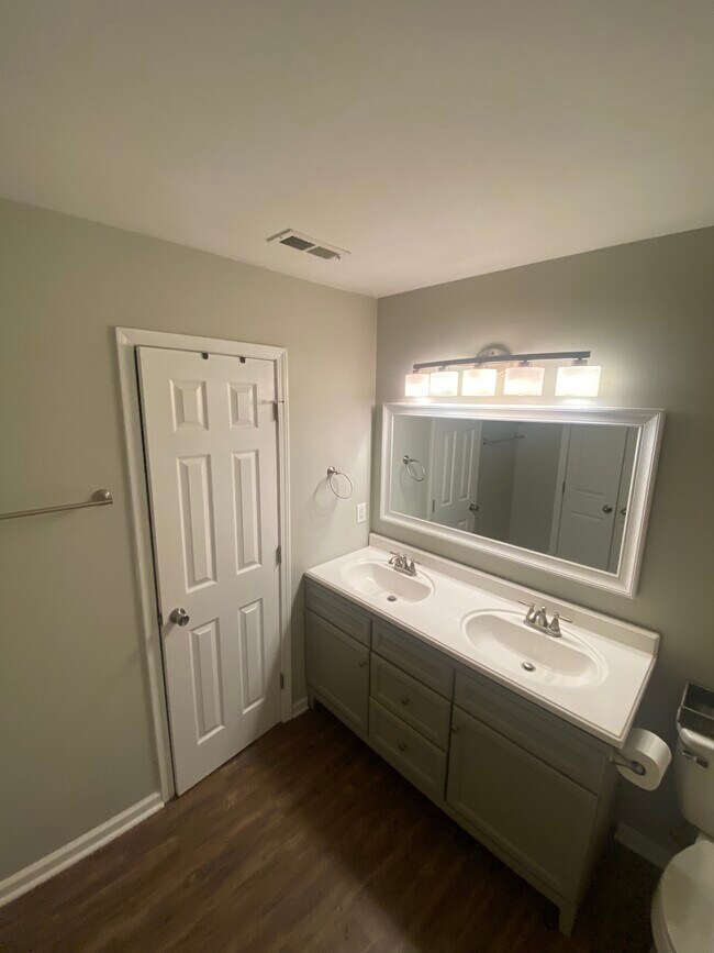 Building Photo - 412 Walnut Woods Dr