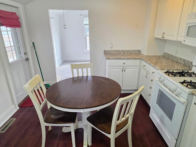 Building Photo - 1526 Rapids St