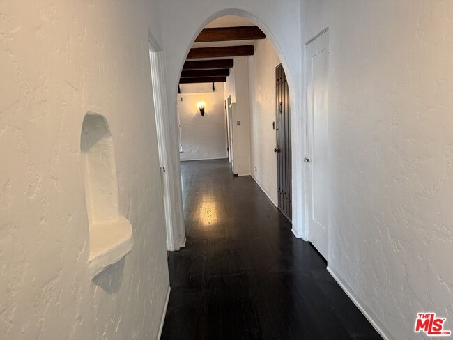 Building Photo - 1132 N Vista St