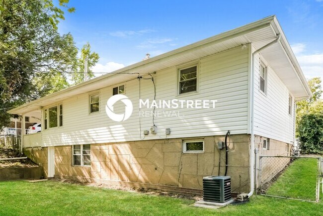 Building Photo - 3 Bedroom Pet-Friendly Home in St. Louis, MO with Main Street Renewal