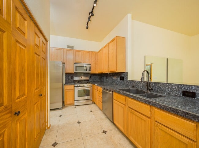 Building Photo - Beautiful Spacious NW home
