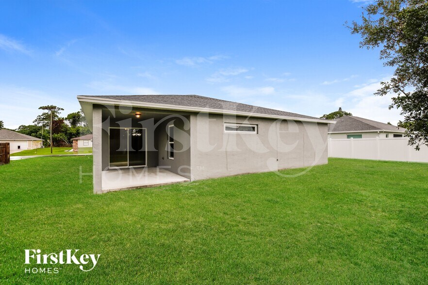 Building Photo - 931 SE Thornhill Dr