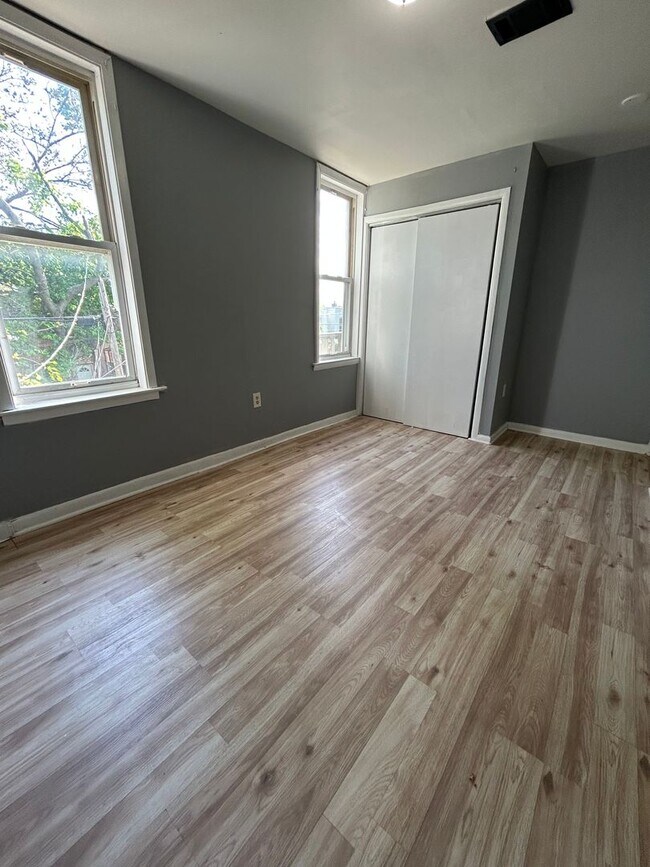 Building Photo - 1458 Kenwood Ave