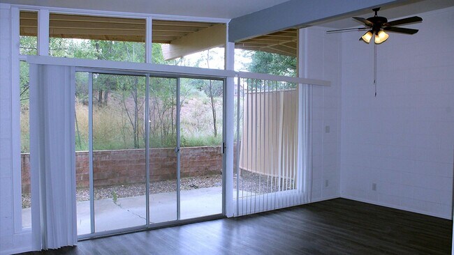 Building Photo - 336 Country Club Cir