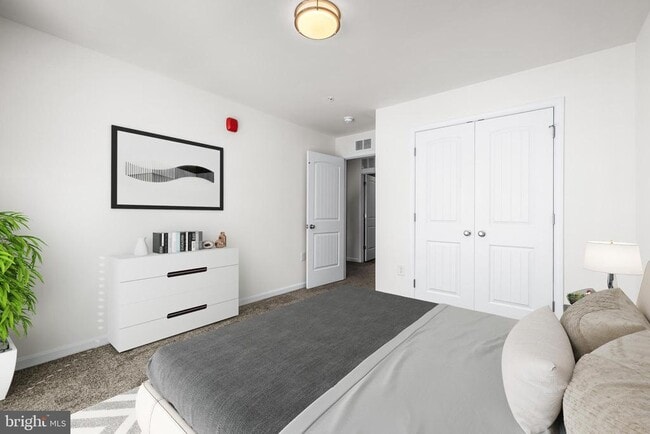 Building Photo - 900 Gilbert Rd