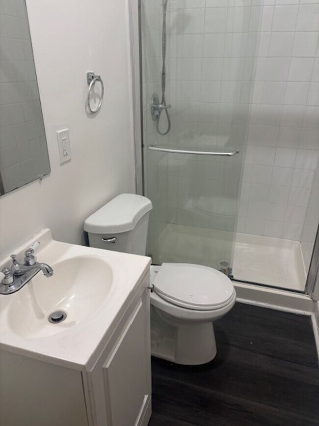 Building Photo - 3 BEDROOM 2 BATHROOM HUGE TOWNHOUSE FOR RE...