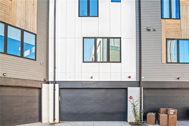 Building Photo - 2424 Memorial Dr SE